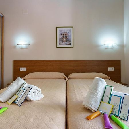 Hostal Costabella Powered By Faro Homes Fuengirola Bagian luar foto