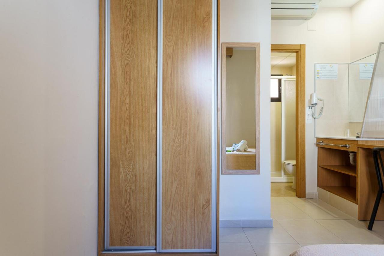 Hostal Costabella Powered By Faro Homes Fuengirola Bagian luar foto
