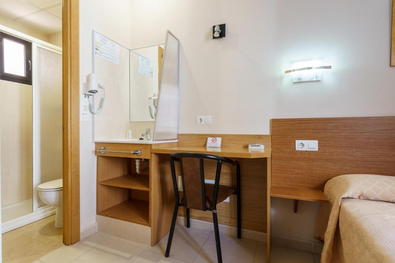 Hostal Costabella Powered By Faro Homes Fuengirola Bagian luar foto