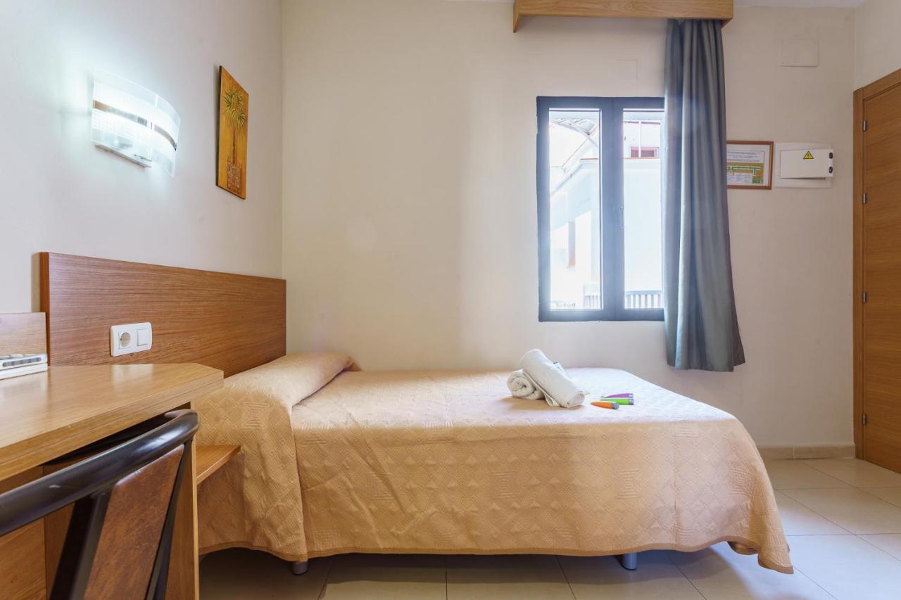 Hostal Costabella Powered By Faro Homes Fuengirola Bagian luar foto