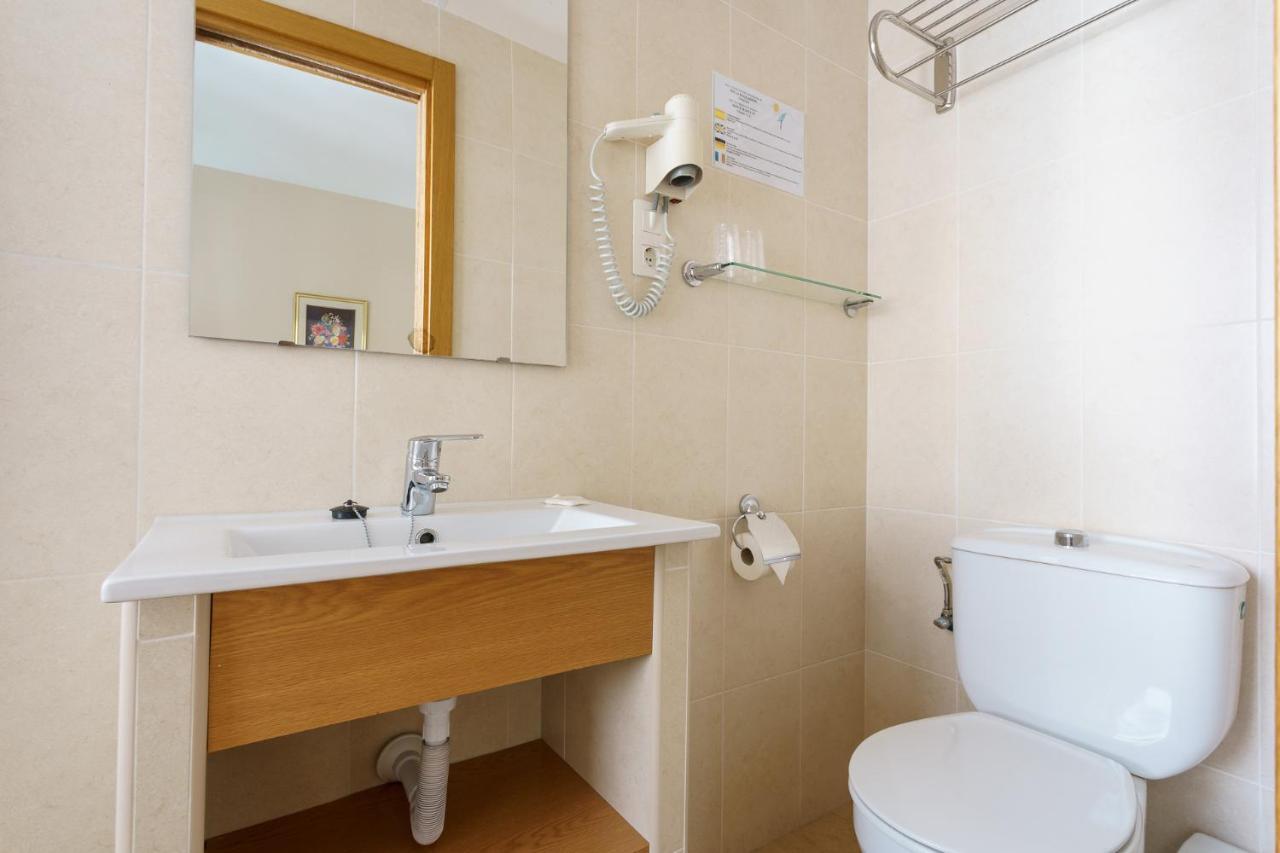 Hostal Costabella Powered By Faro Homes Fuengirola Bagian luar foto