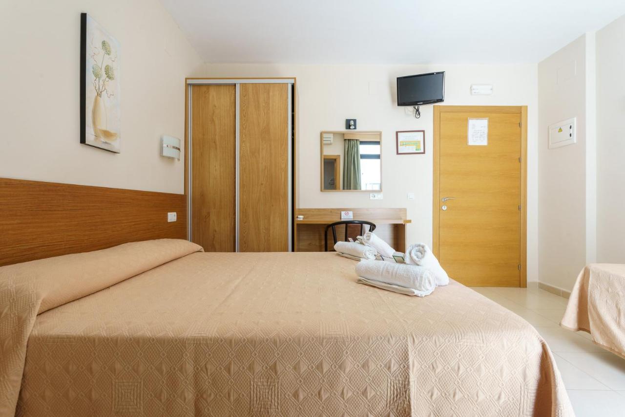 Hostal Costabella Powered By Faro Homes Fuengirola Bagian luar foto