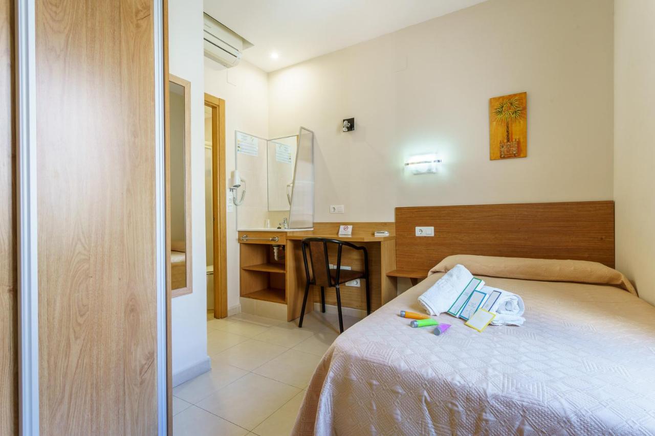 Hostal Costabella Powered By Faro Homes Fuengirola Bagian luar foto