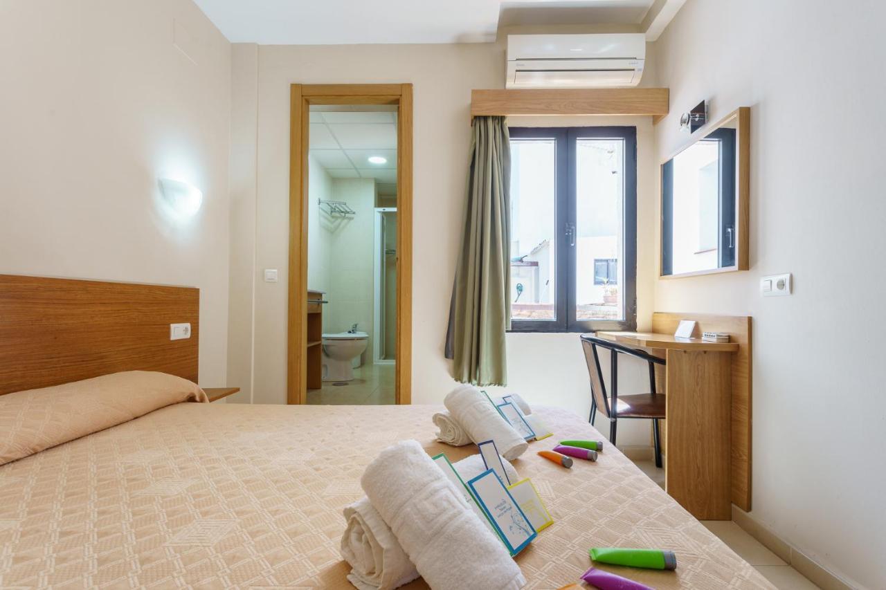 Hostal Costabella Powered By Faro Homes Fuengirola Bagian luar foto