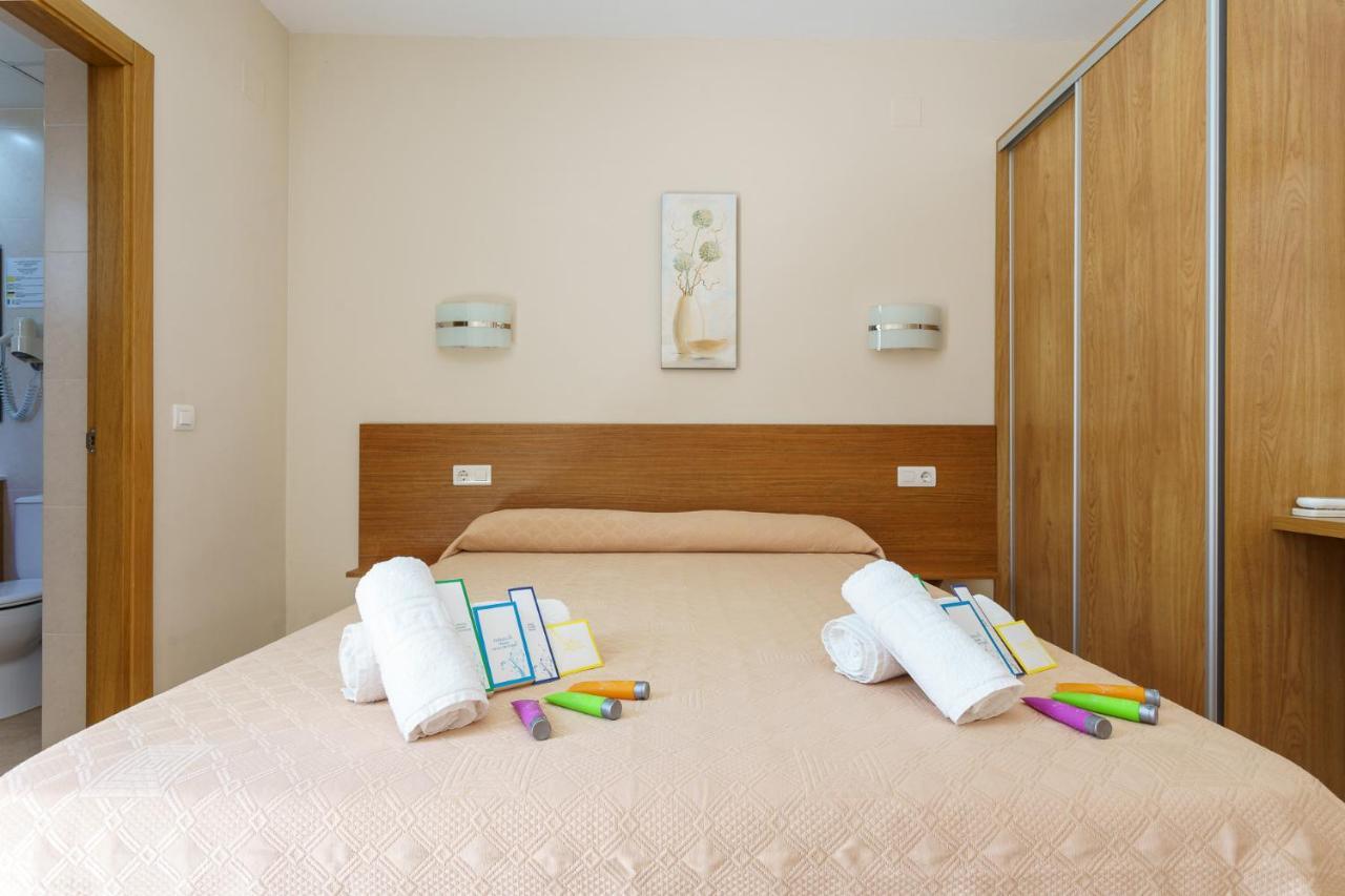Hostal Costabella Powered By Faro Homes Fuengirola Bagian luar foto