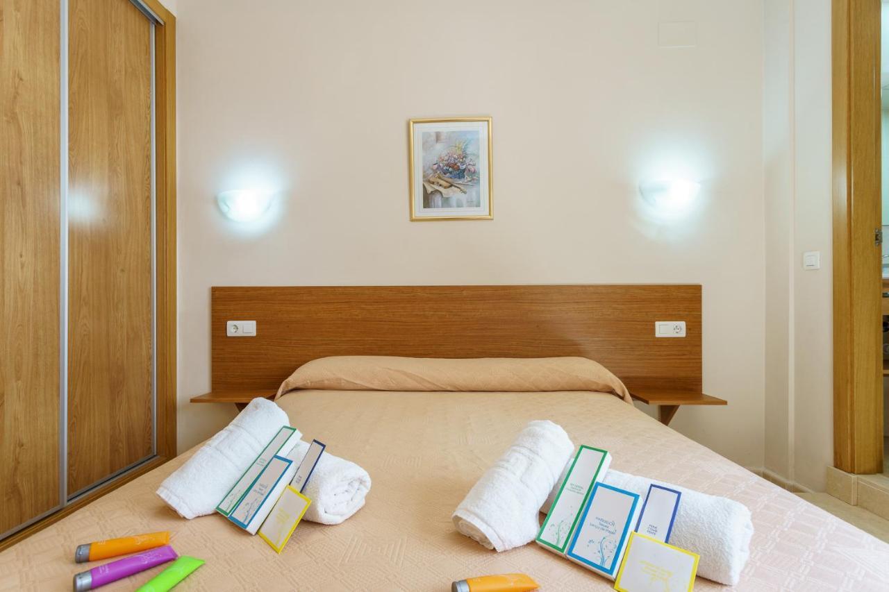 Hostal Costabella Powered By Faro Homes Fuengirola Bagian luar foto