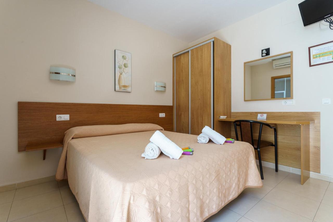 Hostal Costabella Powered By Faro Homes Fuengirola Bagian luar foto