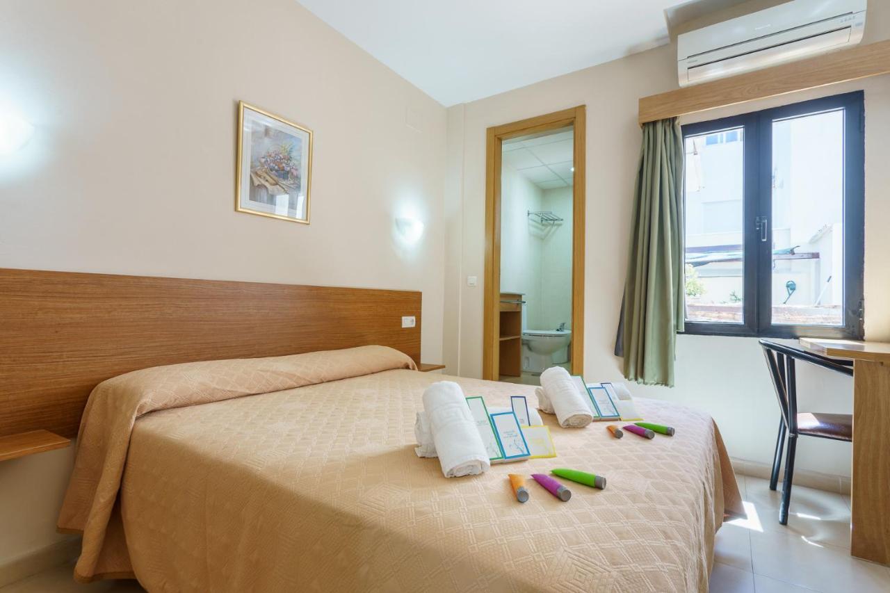 Hostal Costabella Powered By Faro Homes Fuengirola Bagian luar foto