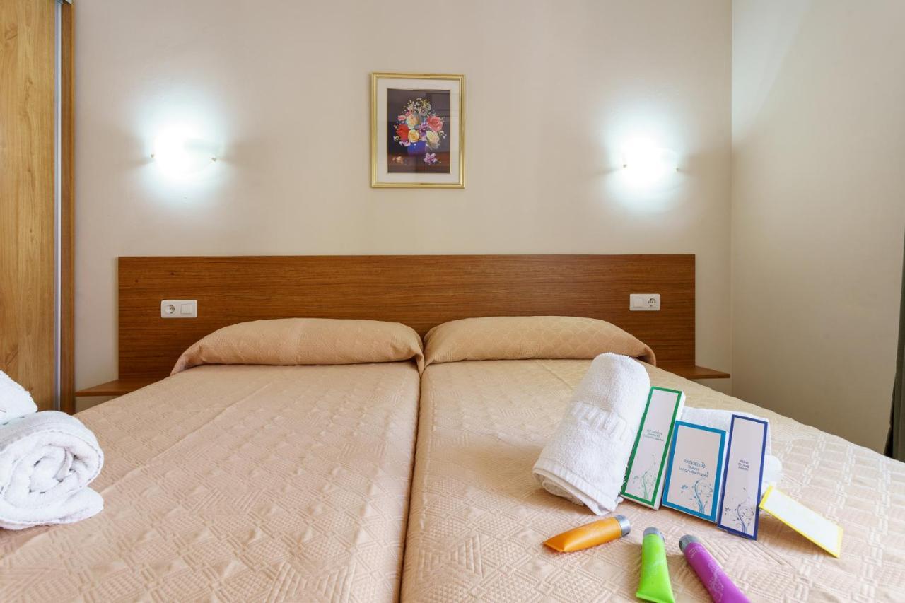 Hostal Costabella Powered By Faro Homes Fuengirola Bagian luar foto
