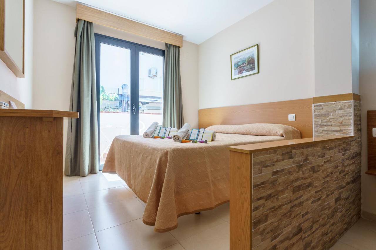 Hostal Costabella Powered By Faro Homes Fuengirola Ruang foto