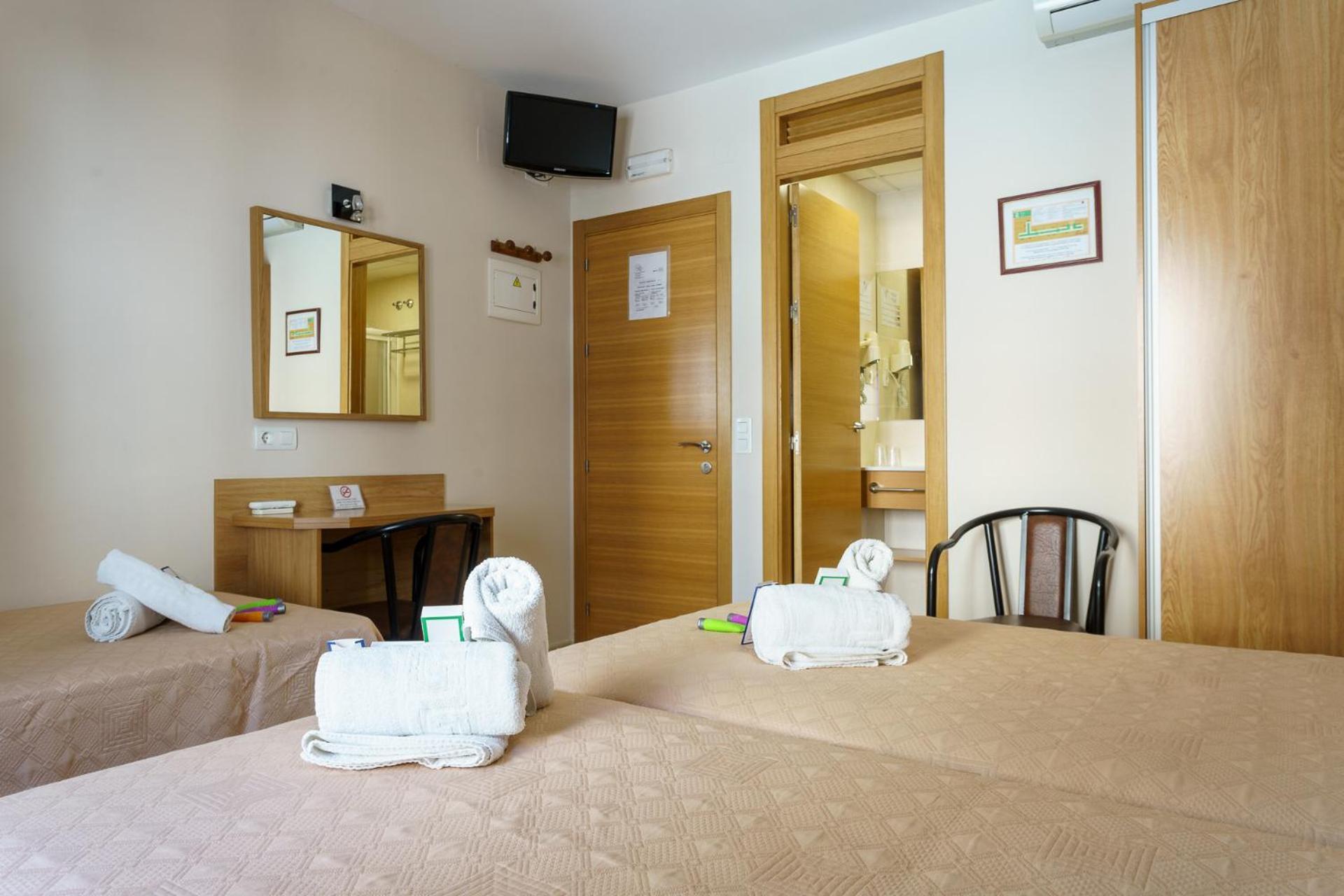 Hostal Costabella Powered By Faro Homes Fuengirola Ruang foto
