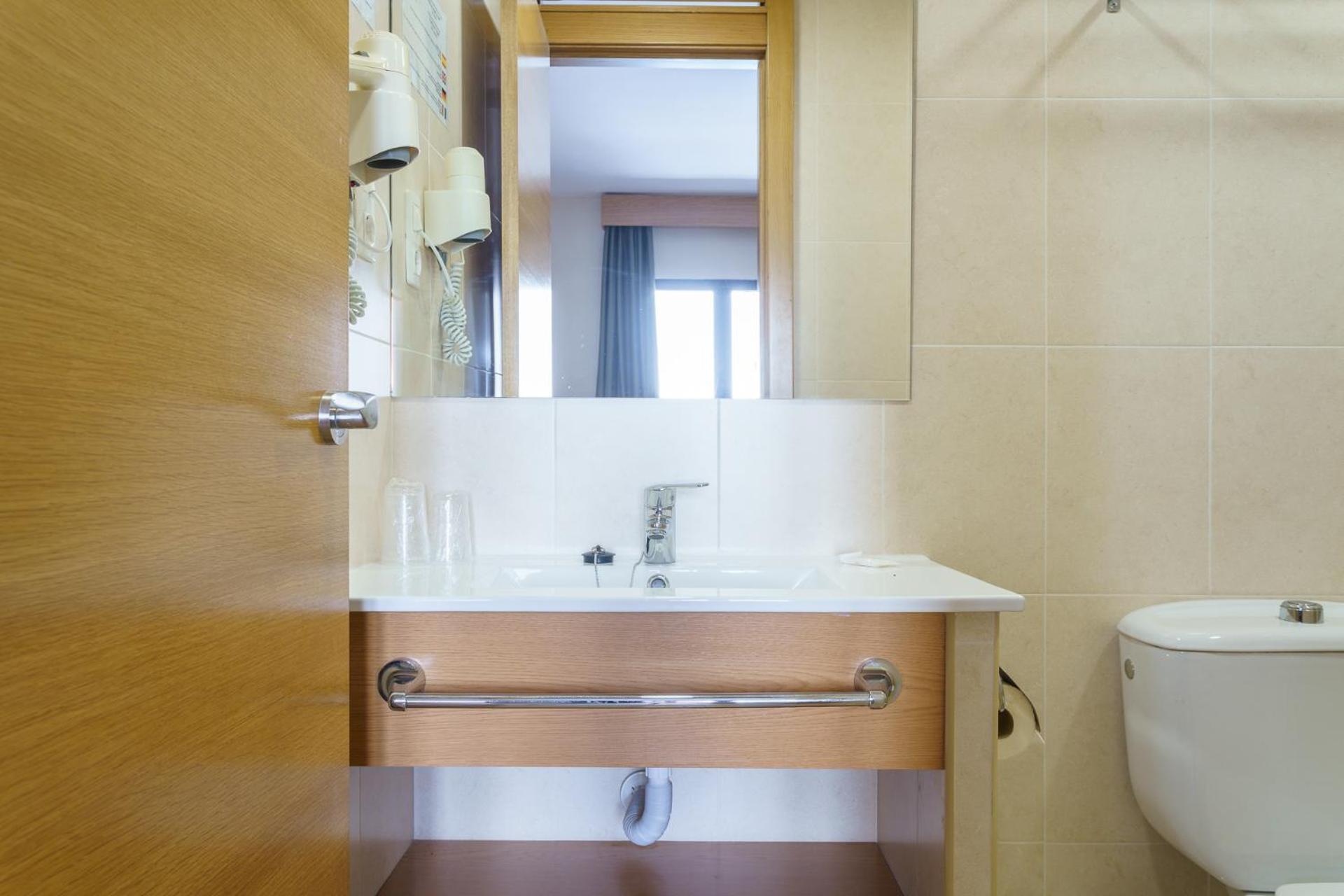 Hostal Costabella Powered By Faro Homes Fuengirola Ruang foto