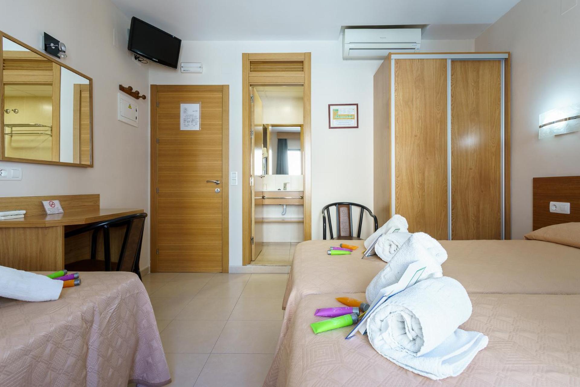 Hostal Costabella Powered By Faro Homes Fuengirola Ruang foto